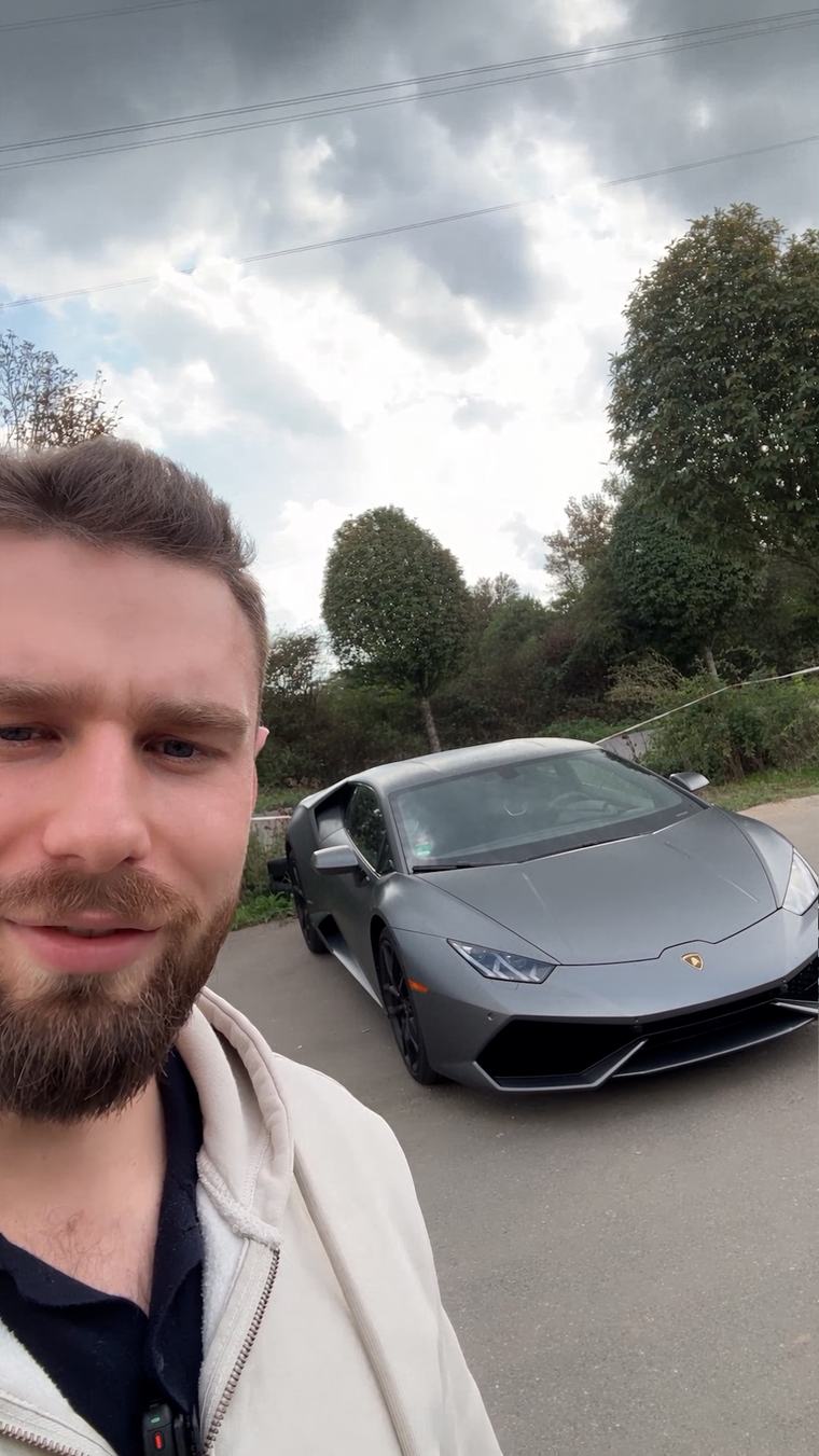 Nachher: dasselbe Selfie mit Lamborghini