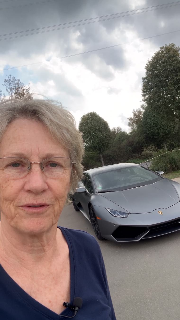 AI-Charakter: Oma vor Lamborghini